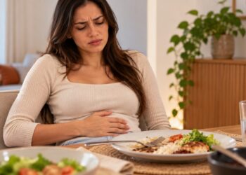Comer rápido ou em grandes quantidades pode favorecer a barriga estufada e a sensação de peso após o almoço.