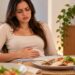 Comer rápido ou em grandes quantidades pode favorecer a barriga estufada e a sensação de peso após o almoço.