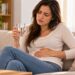 Beber água é importante, mas a falta de fibras e de movimentação também pode contribuir para o intestino preso.