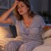 O suor noturno na menopausa pode provocar ondas repentinas de calor e interromper o sono mesmo em quartos frescos.