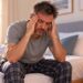 Acordar com dor de cabeça e muito sono pode indicar noites mal dormidas e, em alguns casos, alterações respiratórias como a apneia do sono.