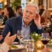 A dificuldade para entender conversas em restaurantes barulhentos pode ser um dos primeiros sinais de perda auditiva.