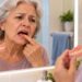 Uma dentadura mal ajustada pode pressionar a gengiva, provocar feridas e dificultar a mastigação e a cicatrização.