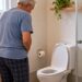O jato urinário fraco e a demora para começar a urinar podem estar relacionados ao aumento benigno da próstata.