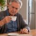 O tremor nas mãos ao segurar uma xícara pode estar relacionado ao tremor essencial ou a fatores como estresse e consumo de cafeína.