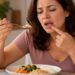 A afta pode provocar dor e ardência durante as refeições, especialmente ao entrar em contato com alimentos ácidos, quentes ou salgados.