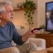 A necessidade de aumentar frequentemente o volume da televisão pode ser um dos primeiros sinais de perda auditiva.