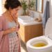 A urina com cheiro forte ao acordar pode estar relacionada à maior concentração urinária após várias horas sem ingerir líquidos.
