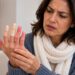 Dedos que ficam brancos no frio e vermelhos ao aquecer podem indicar o fenômeno de Raynaud.