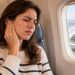 O ouvido pode ficar tampado durante o pouso devido à diferença de pressão entre a cabine do avião e o ouvido médio.