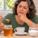 Mel e açúcar podem aumentar a glicemia, por isso a quantidade consumida merece atenção em pessoas com diabetes.