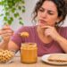 Amendoim e pasta de amendoim oferecem nutrientes semelhantes, mas os ingredientes e o tamanho das porções fazem diferença.