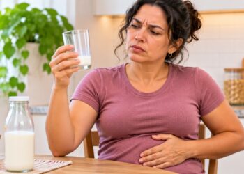 Barriga inchada, gases e cólicas após tomar leite podem ser sinais de intolerância à lactose.