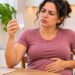 Barriga inchada, gases e cólicas após tomar leite podem ser sinais de intolerância à lactose.