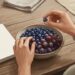 Mirtilos e uvas oferecem antioxidantes, mas fibras, porções e consumo inteiro influenciam a glicose.
