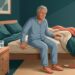 Levantar da cama com tontura e visão embaçada de forma recorrente pode apontar para queda brusca de pressão que merece atenção médica