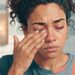 Por que coçar os olhos com frequência preocupa os especialistas