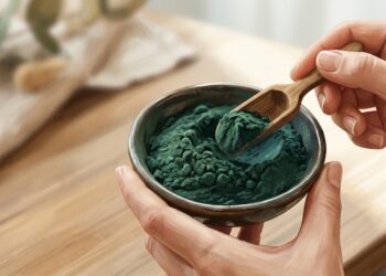 A spirulina concentra proteínas e pigmentos antioxidantes, mas exige atenção à qualidade e às contraindicações.