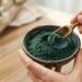 A spirulina concentra proteínas e pigmentos antioxidantes, mas exige atenção à qualidade e às contraindicações.