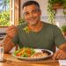 Começar a refeição pela salada e seguir com a proteína ajuda a controlar a glicose.