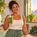 Couve, limão e gengibre batidos no liquidificador compõem um suco verde comum no café da manhã.