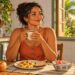 Café da manhã com ovos, fibras e frutas inteiras ajuda a manter a glicemia mais estável.